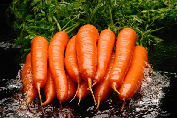 درمان پوست خشک با مصرف هویج